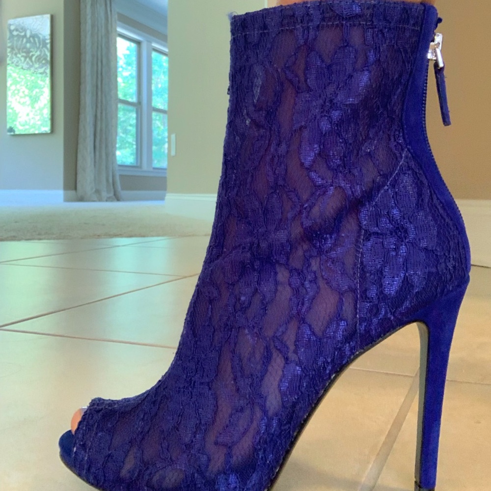 NWOT Guess stiletto boots